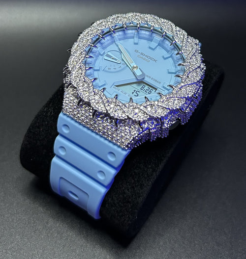 Vue de trois quarts de la G-SHOCK Polar Blue custom avec lunette Épines Argentées
