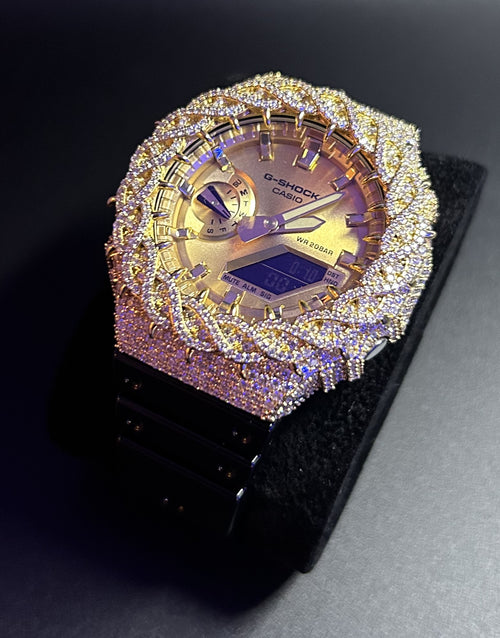 MIDNIGHT GOLD — ÉPINES DORÉES, G-SHOCK custom dorée avec bezel en moissanites, vue trois-quarts