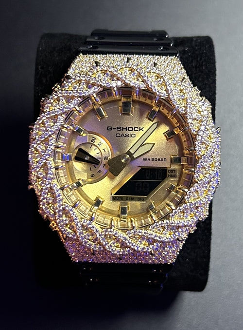 G-SHOCK GA-2100 dorée custom avec bezel serti de moissanites sur bracelet noir